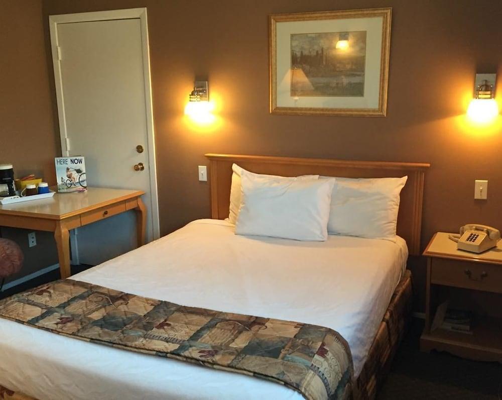 Canadas Best Value Inn קלונה מראה חיצוני תמונה