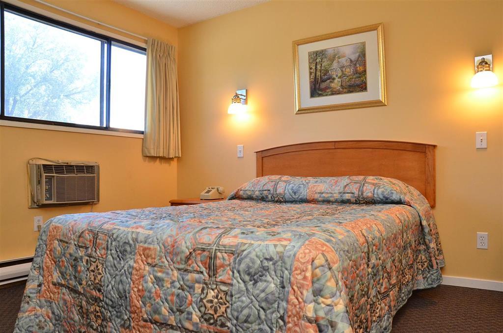 Canadas Best Value Inn קלונה חדר תמונה