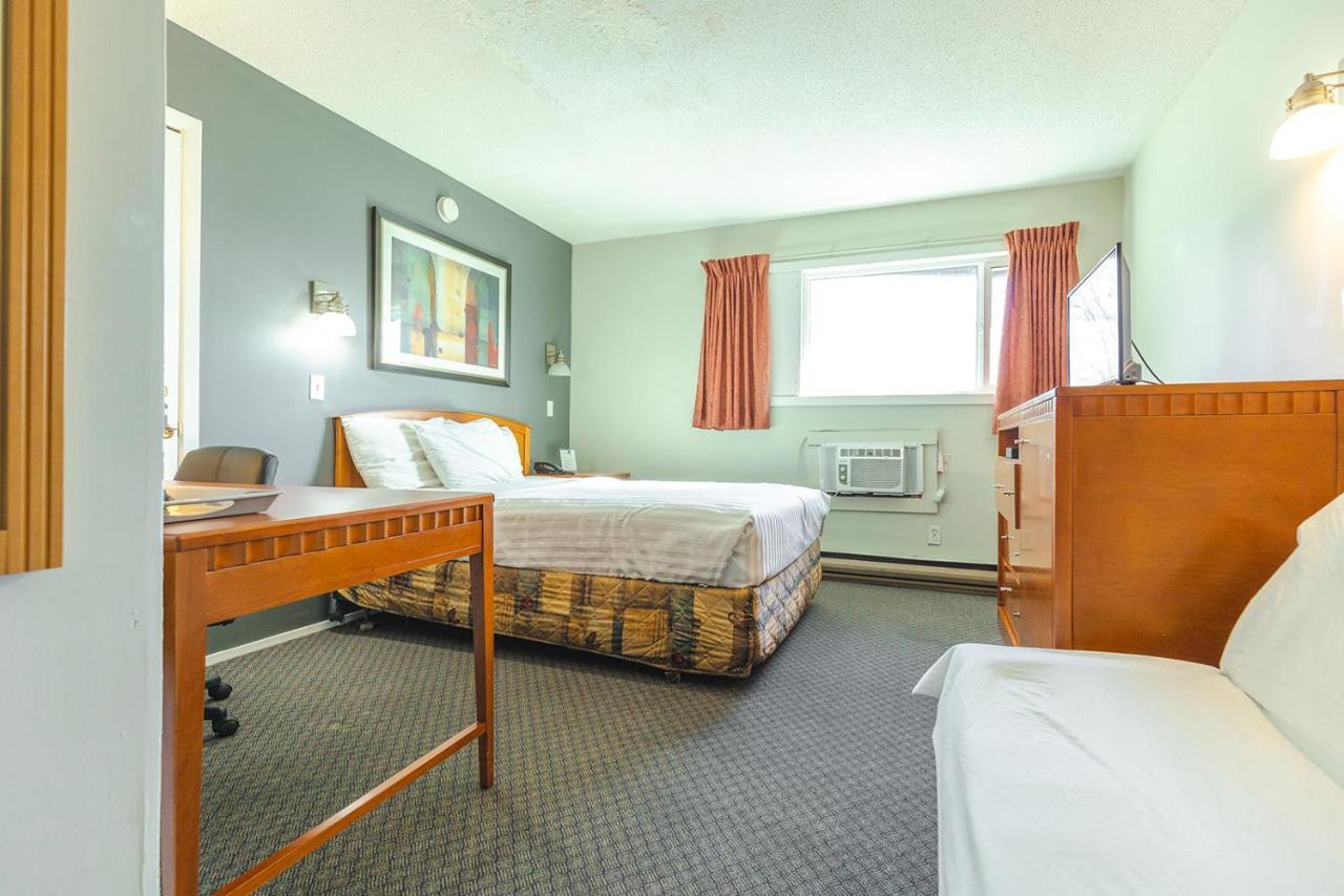 Canadas Best Value Inn קלונה מראה חיצוני תמונה