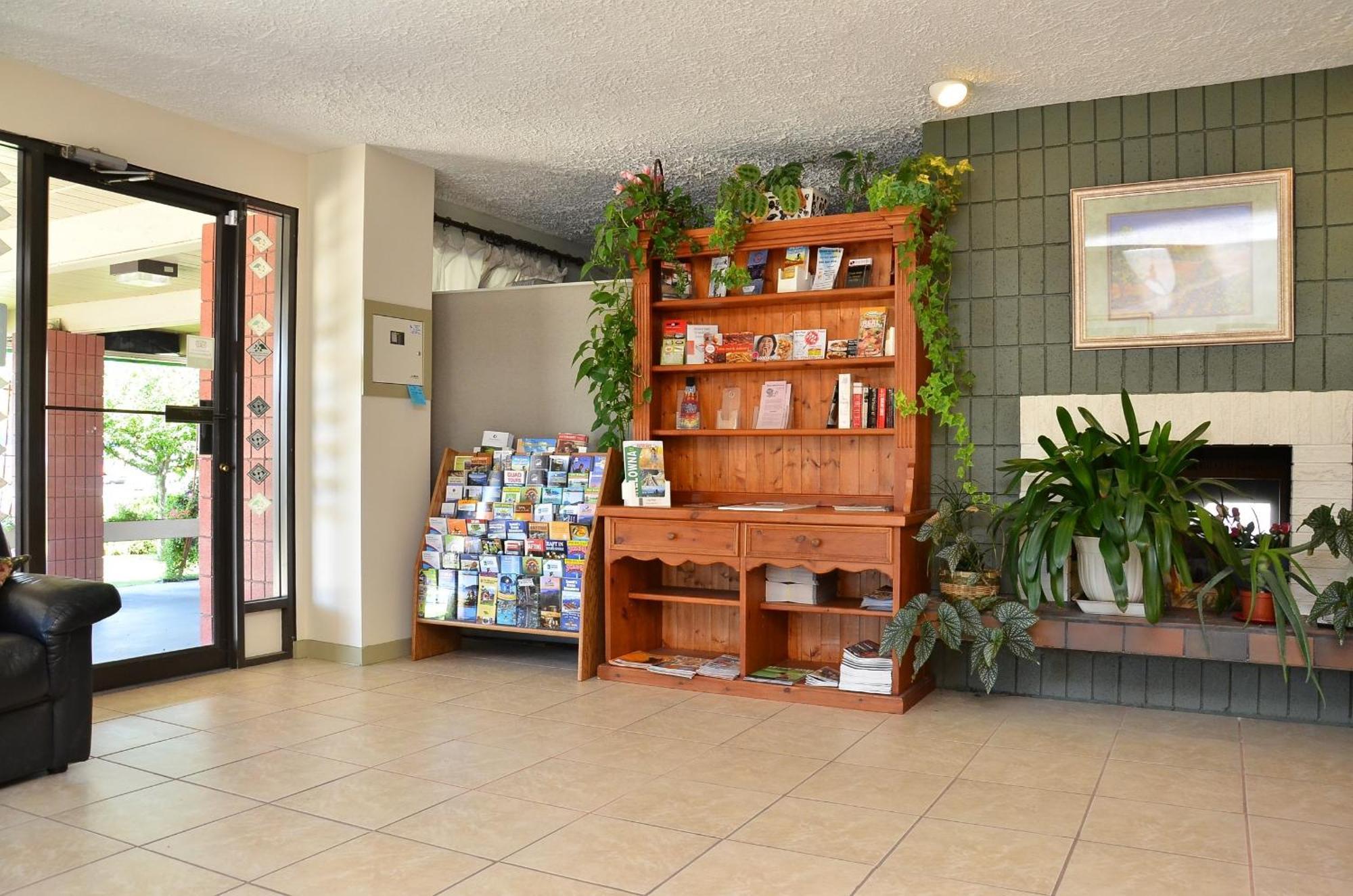 Canadas Best Value Inn קלונה מראה חיצוני תמונה