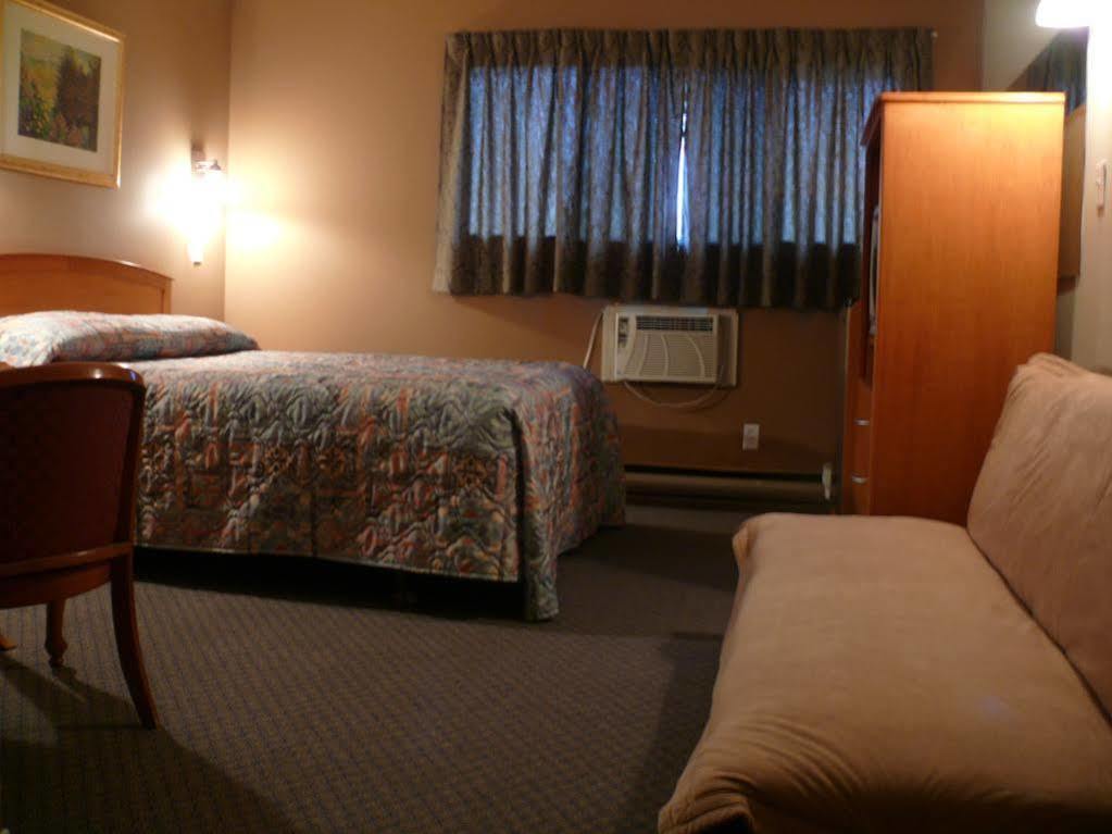 Canadas Best Value Inn קלונה מראה חיצוני תמונה