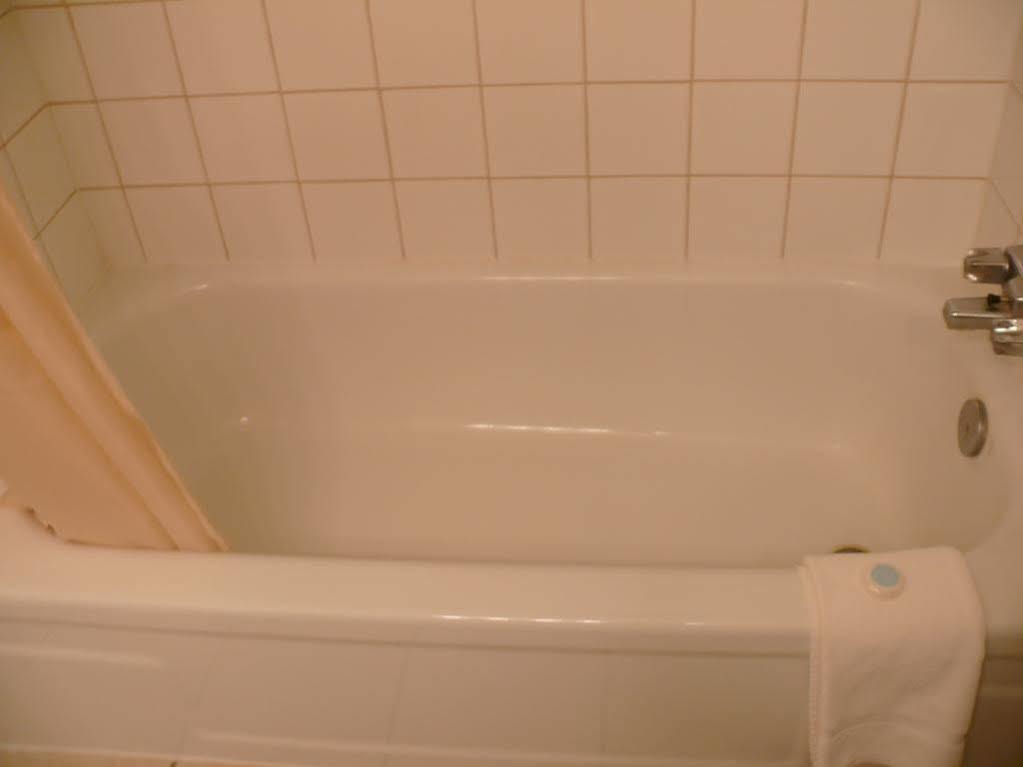 Canadas Best Value Inn קלונה מראה חיצוני תמונה