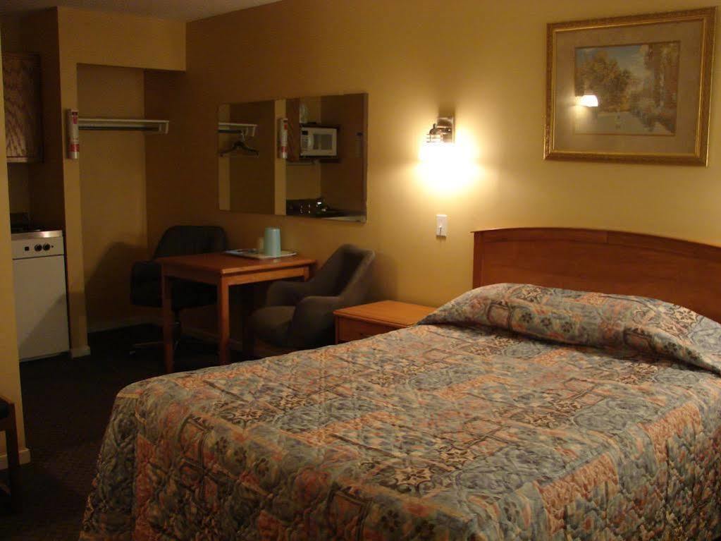 Canadas Best Value Inn קלונה מראה חיצוני תמונה