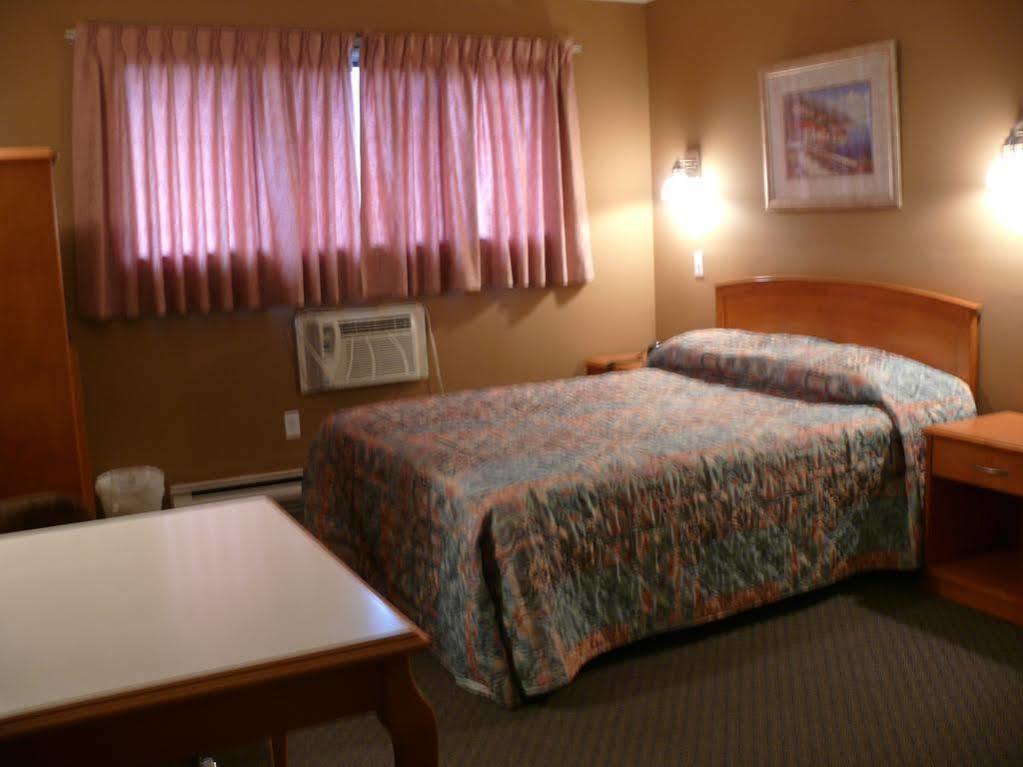 Canadas Best Value Inn קלונה מראה חיצוני תמונה