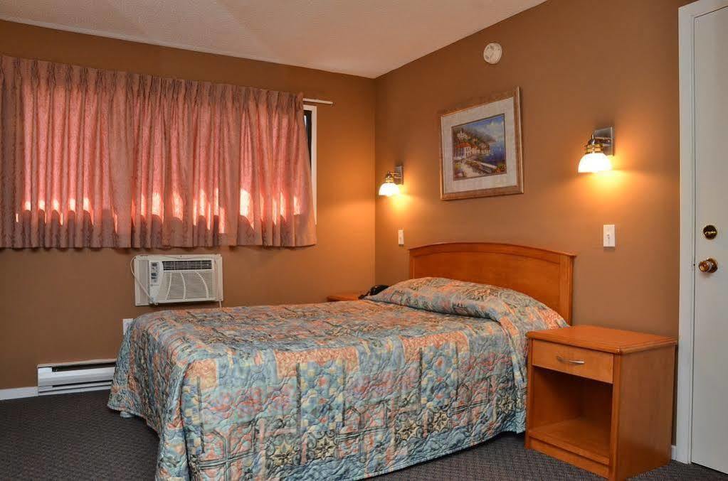 Canadas Best Value Inn קלונה מראה חיצוני תמונה