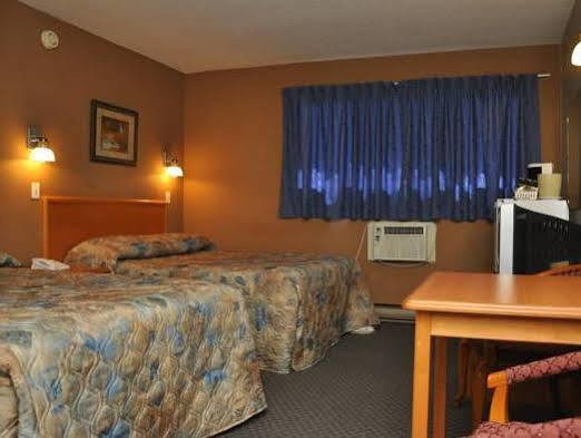 Canadas Best Value Inn קלונה מראה חיצוני תמונה