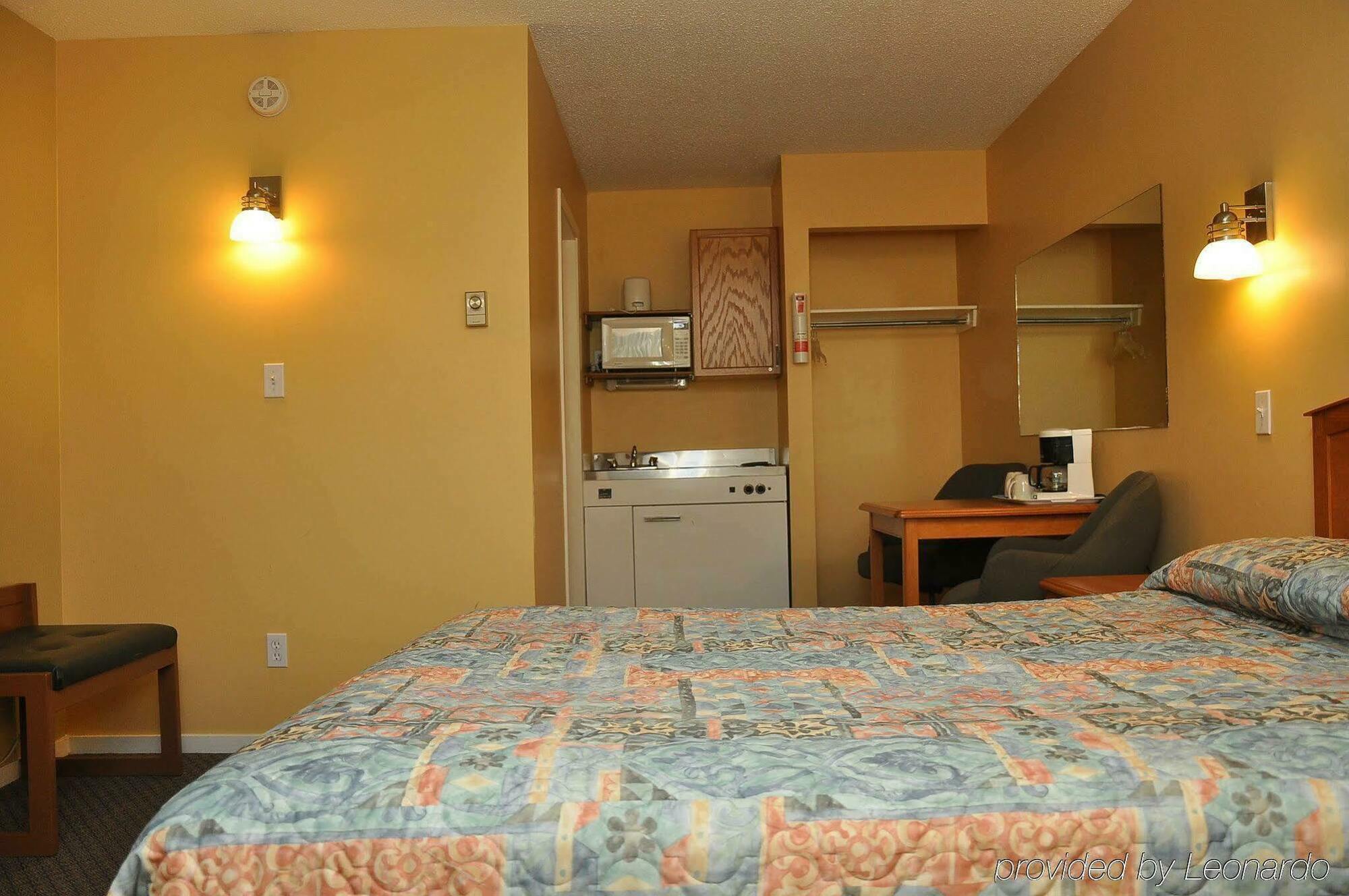 Canadas Best Value Inn קלונה מראה חיצוני תמונה