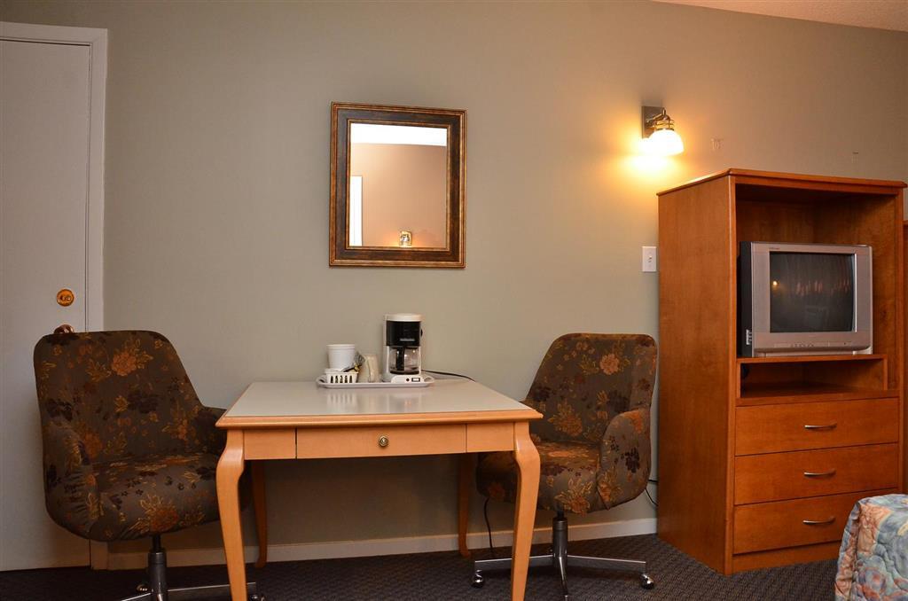 Canadas Best Value Inn קלונה חדר תמונה